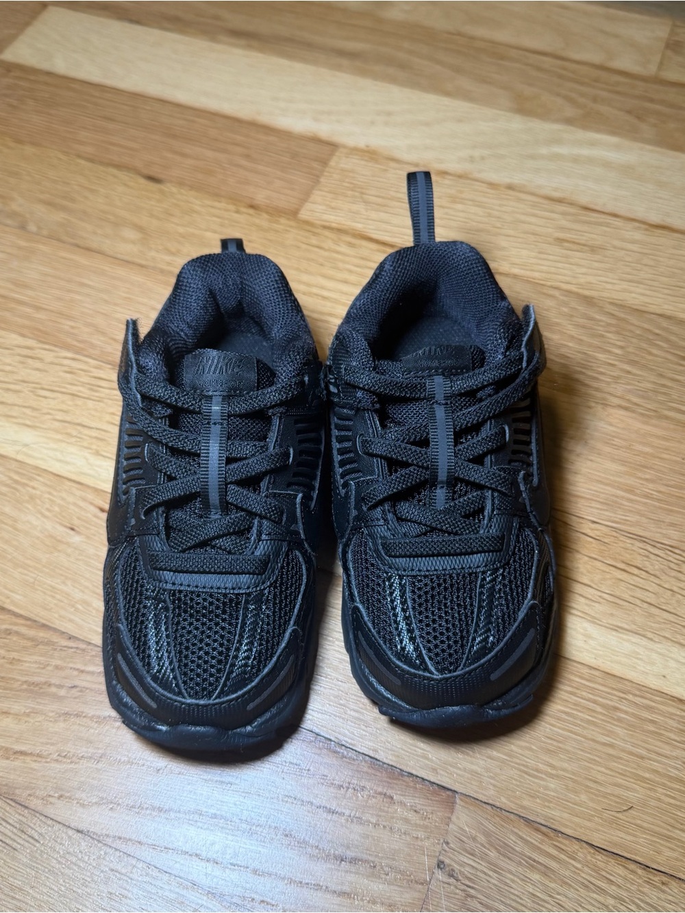 Nike Kids Black Vomero 5 Sneakers – Size 9C – EU 26 - Picture 4 of 8